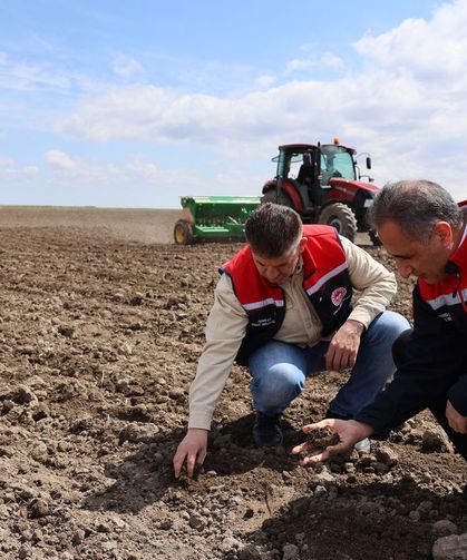 Kars’ta çiftçiler tohumlarını toprakla buluşturmaya başladı