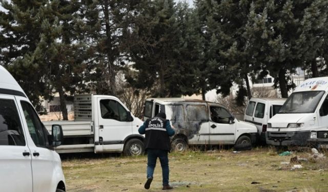 Gaziantep'te yanan hurda otomobilin bagajından erkek cesedi çıktı
