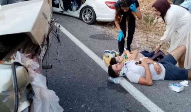 Konya-Antalya yolunda zincirleme trafik kazası! 1'i ağır 4 yaralı