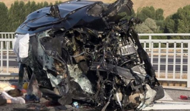 Yozgat'ta otomobilin köprü bariyerine çarpması sonucu 3 kişi öldü, 1 kişi yaralandı