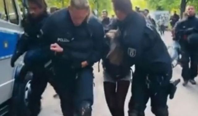 Almanya'da polise karşı koyan milletvekili gözaltına alındı