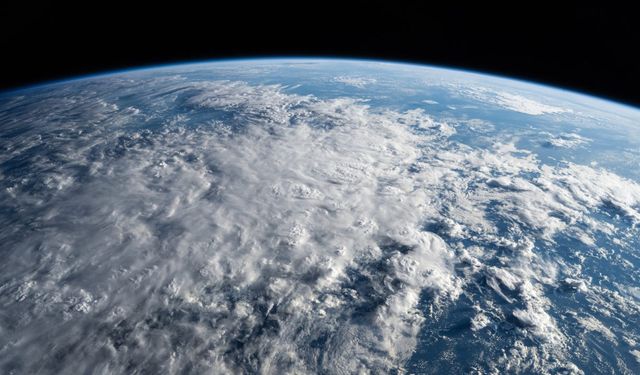 Alt atmosfer ısınırken, üst atmosfer soğuyor: Bilim insanları endişeli