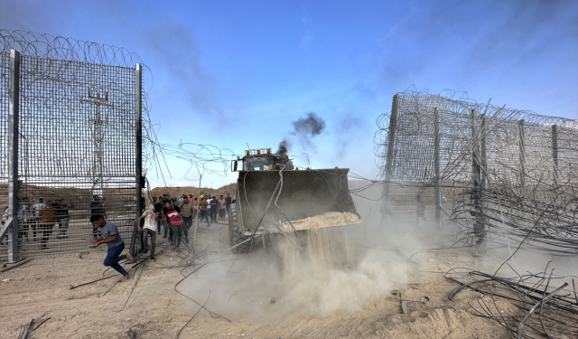 Filistinli gruplar, tel örgüleri kaldırarak sınırı açtı