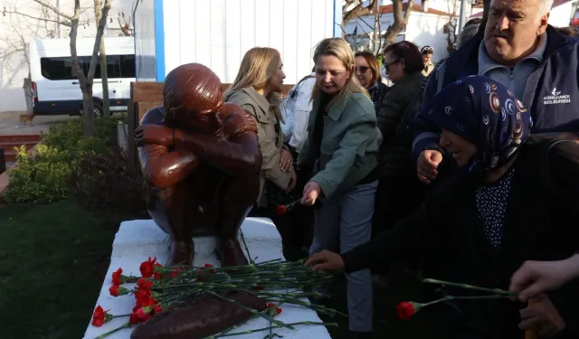 Berkin Elvan İzmir Güzelbahçe’de heykeli önünde anıldı