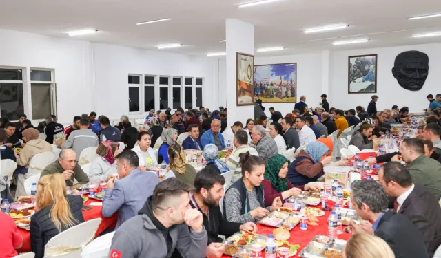 Bilecik Valisi Aygöl, seramik işçileriyle oruç açtı