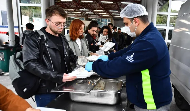 İzmir Büyükşehir'den üniversite öğrencilerine sıcak yemeğe devam