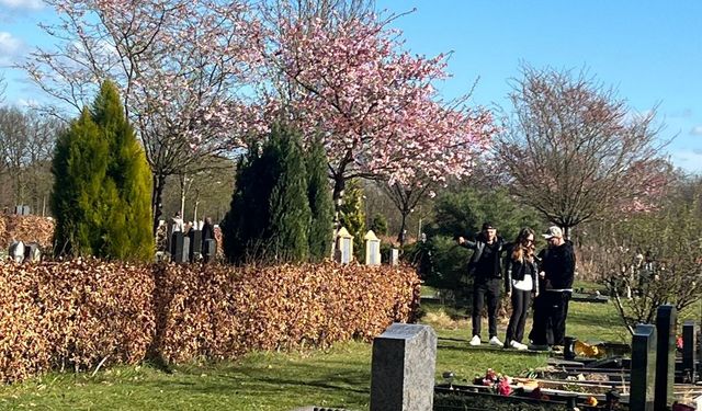 Almanya’da Arefe günü kabir ziyaretleri: Vefa ve hüzün bir arada