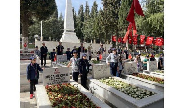 İLKÇEV izcileri Gebze Sehitliği'ni ziyaret etti