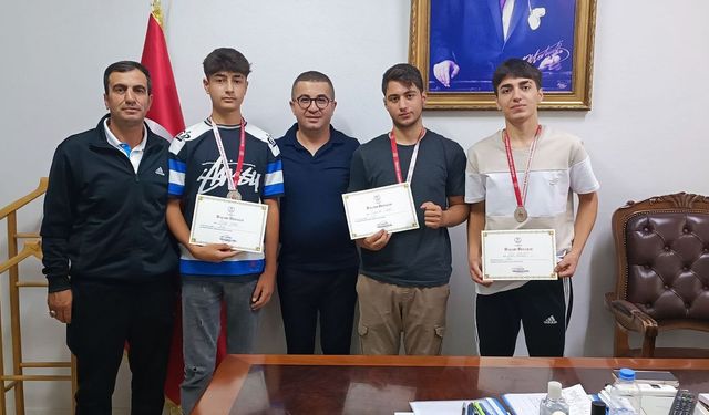 Kağızman Kaymakamı ve Belediye Başkan Vekili Okan Daştan, boksörleri tebrik etti