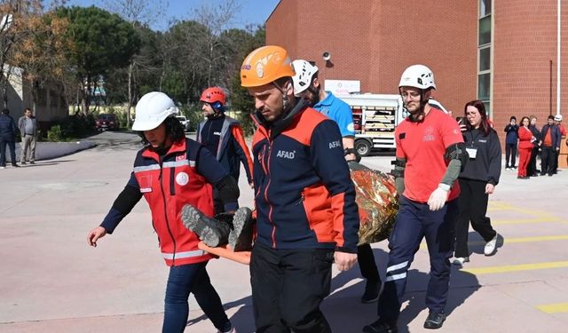 Manisa'da öğrencilere yönelik deprem tahliye tatbikatı