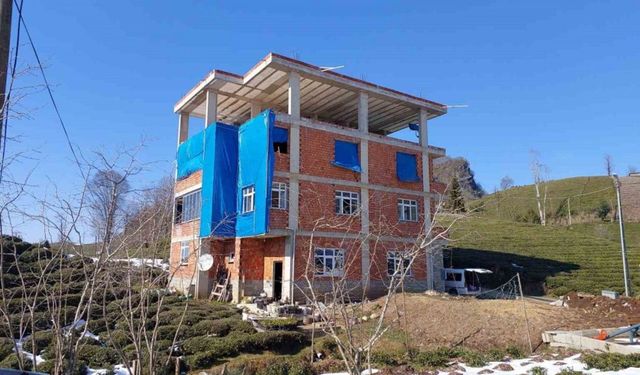 Rize'de bir vatandaş evinin dışını branda ile kapladı!