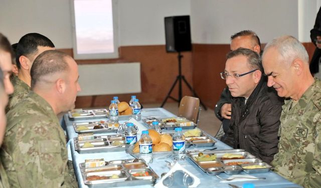 Vali Ziya Polat, Mehmetçikle iftarda bir araya geldi