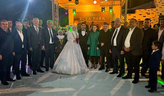 Adana’da görkemli düğün: Siyaset ve iş dünyası aynı masada