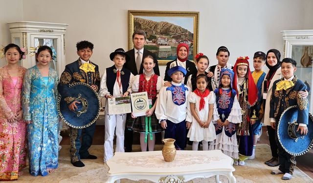 Amasya Valisi Önder Bakan ve eşi, yabancı misafir çocukları evinde ağırladı