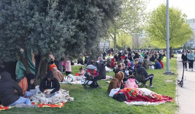 Deprem endişesi sürüyor: İstanbullular geceyi çadırda geçirdi