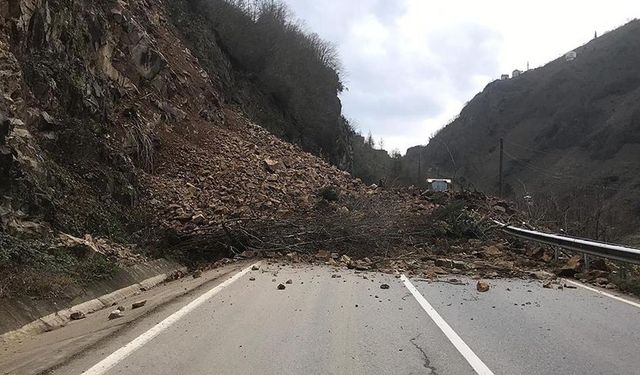 Doğankent - Gümüşhane Kara Yolu heyelan nedeniyle ulaşıma kapandı