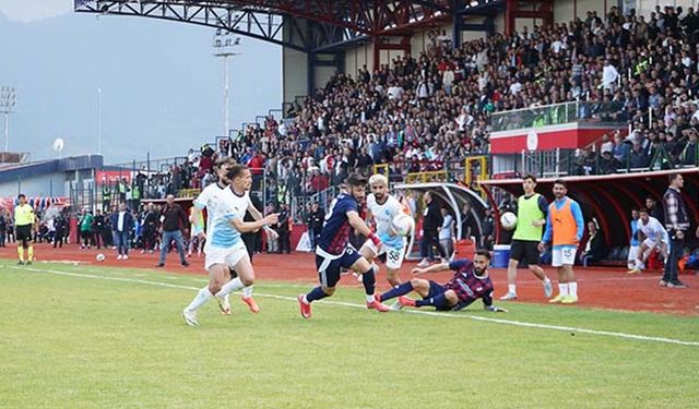 Düzcespor-Belediye Kütahyaspor maçı nefes kesti: 4 gollü maçta kazanan çıkmadı