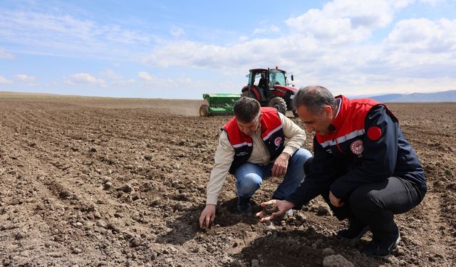 Kars’ta çiftçiler tohumlarını toprakla buluşturmaya başladı