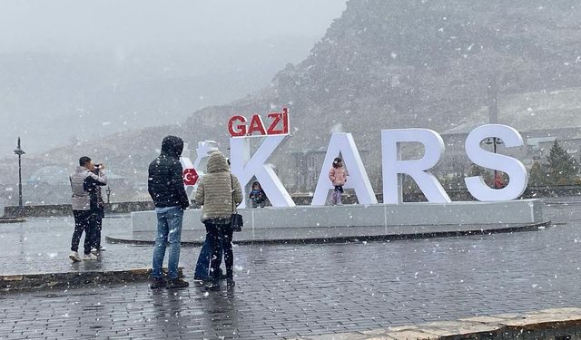 Kars'ta nisan’da kar sürprizi sürüyor