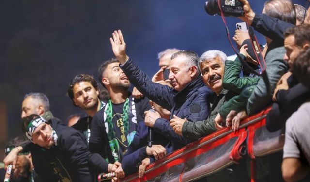 Kocaeli’de Büyükakın’a taraftardan büyük sevgi gösterisi