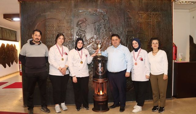 Kupayı Genel Başkan Yeşil'e götürdüler