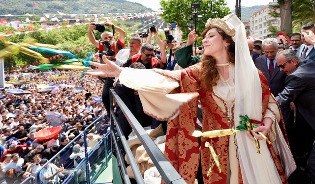 Manisa'da 8 ton mesir macunu halka saçıldı