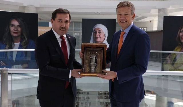 “Türkiye’nin Kadın Öncüleri” sergisi Mevlana Kültür Merkezi’nde sanatseverlerle buluştu