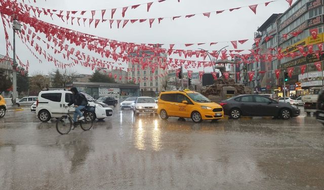 Van’da yağmur yağdı, kent yine sele teslim oldu!