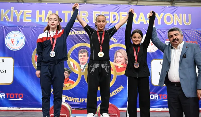 Naim Süleymanoğlu Spor Kompleksi’nde halter rüzgarı