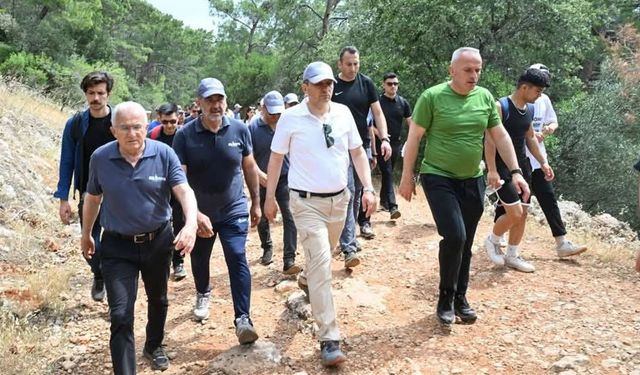 Antalya’da Gençlik Haftası yürüyüşü: Kahramanlıklarla dolu bir anma