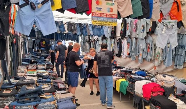 Antalya'da turistler pazarcı esnafının yüzü gülüyor