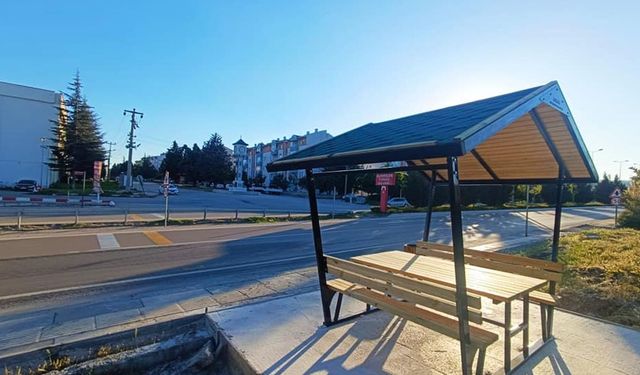 Ayvaşık mahalle muhtarı, yolculara bekleme bankları koydurdu