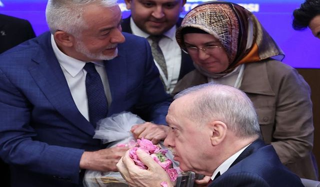 Başkan Başdeğirmen’den Cumhurbaşkanı Erdoğan’a gül takdimi