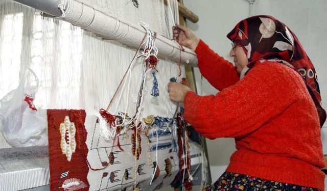 Beypazarı Halk Eğitim Merkezi'nde yüzde yüz kök boyalı kilimler dokunuyor