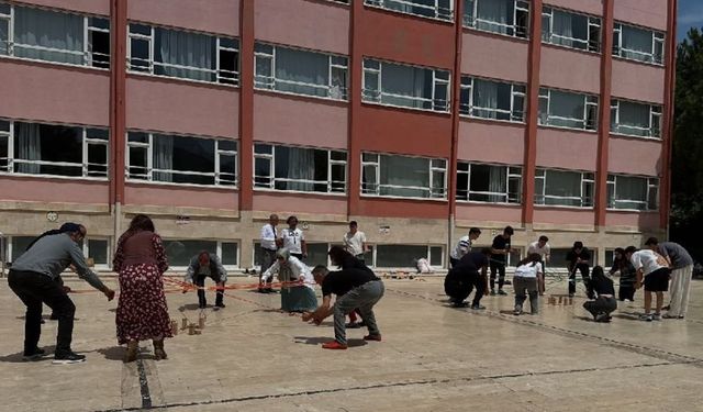 Bucak Mehmet Cadıl Anadolu Lisesi’nde Geleneksel Kavurma Şenliği coşkusu