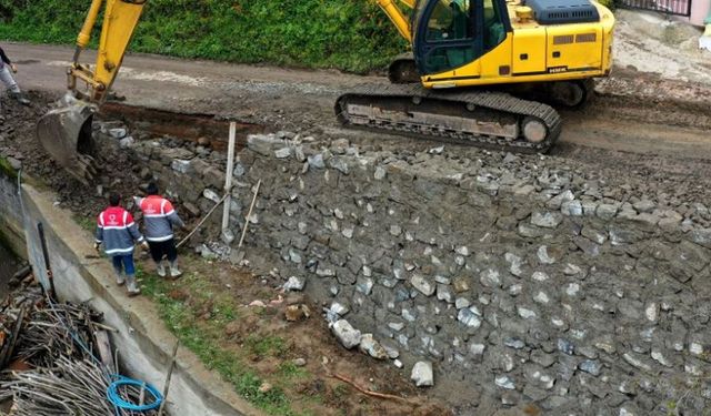 Çamaş’ta güvenli yol inşası sürüyor