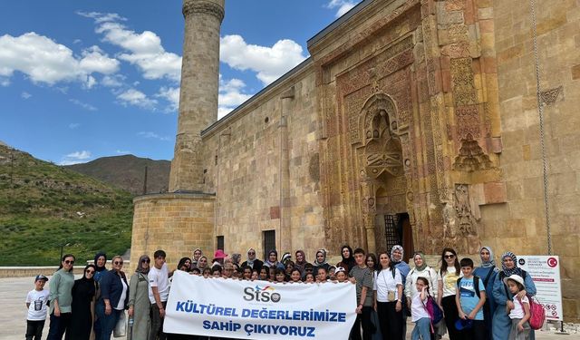 Çocuklar eserleri hayranlıkla inceledi