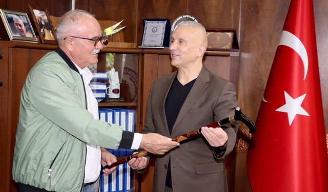 Emekli madenci, kendi yaptığı bastonu Demir’e hediye etti.