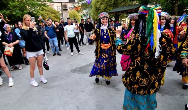 Halk Dansları Festivali sokaklara taştı