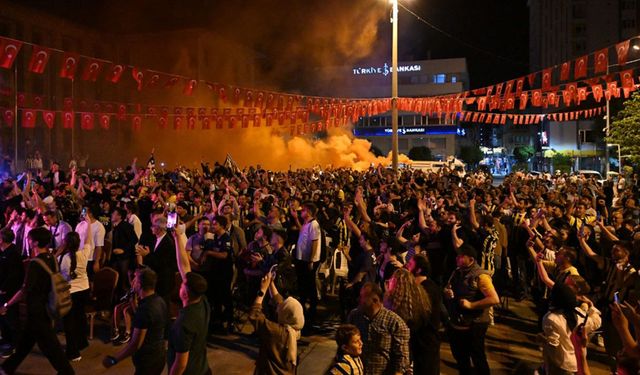 Isparta Belediyesi şampiyonluk maçı için dev ekran kurdu