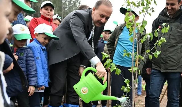 Isparta Valisi Erin’den Yakaören köyü halkıyla anlamlı fidan dikimi etkinliği