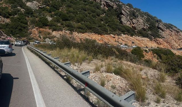 Kalkan-Kaş yolu yaşanan kaza sonrası geçici süreliğine kapandı