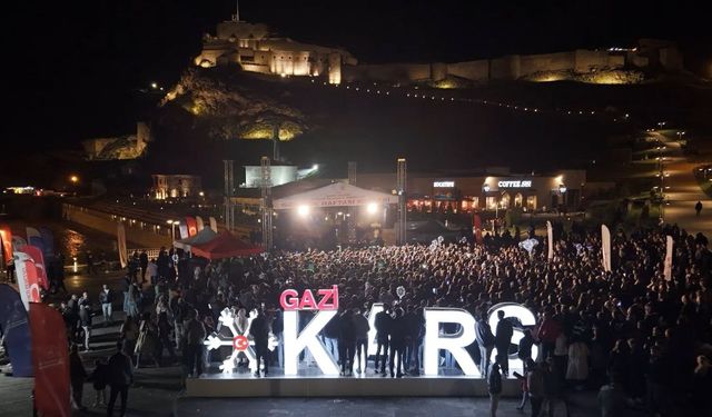 Kars Bedesteni’nde Hasan Koçak, Gençlik Konseri'nde sahne aldı