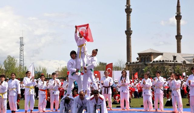 Kars'ta 19 Mayıs Gençlik ve Spor Bayramı coşkuyla kutlandı
