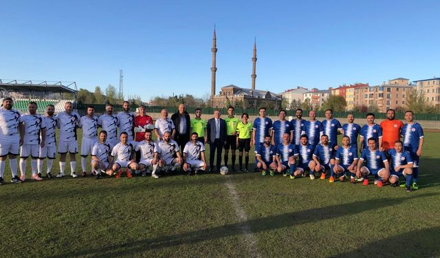 Kars'ta dostluk ve sporun gücü sahada buluştu