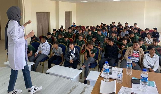 Kozluk’ta öğrencilere ruh sağlığı ve bağımlılıkla mücadele eğitimi verildi