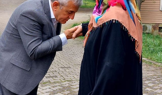 Merkez Sağ Parti Genel Başkan Yardımcısı İlyas Mercan, anne duası için köyüne geldi