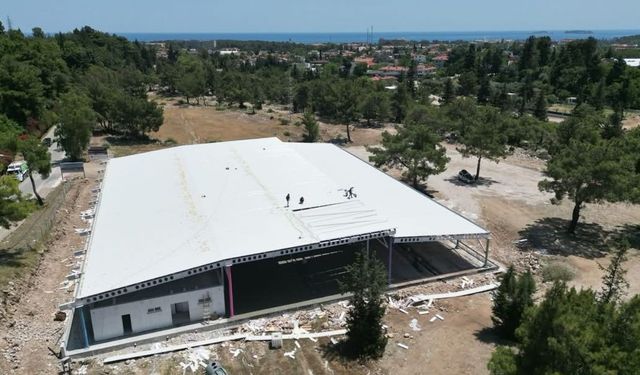 Tekirova kapalı pazar yerinde çalışmalar sürüyor