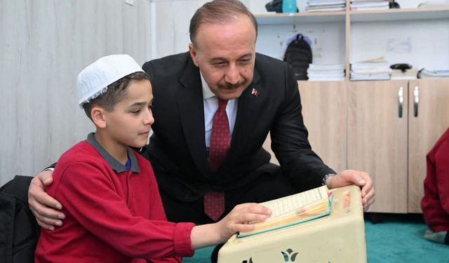 Vali Erin, Kur'an öğrenen öğrencilerle bir araya geldi