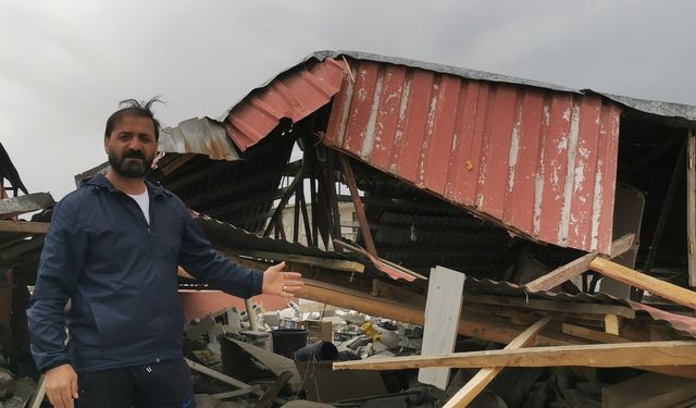 Van'da şiddetli fırtına çatıları uçurdu araçlara zarar verdi